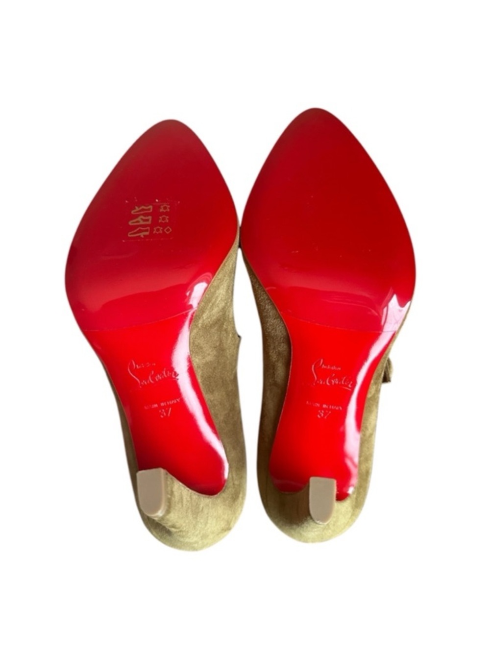 Christian Louboutin Mary
Fannylove Suede heels RETAIL
1,045 - Picture 11 of 13